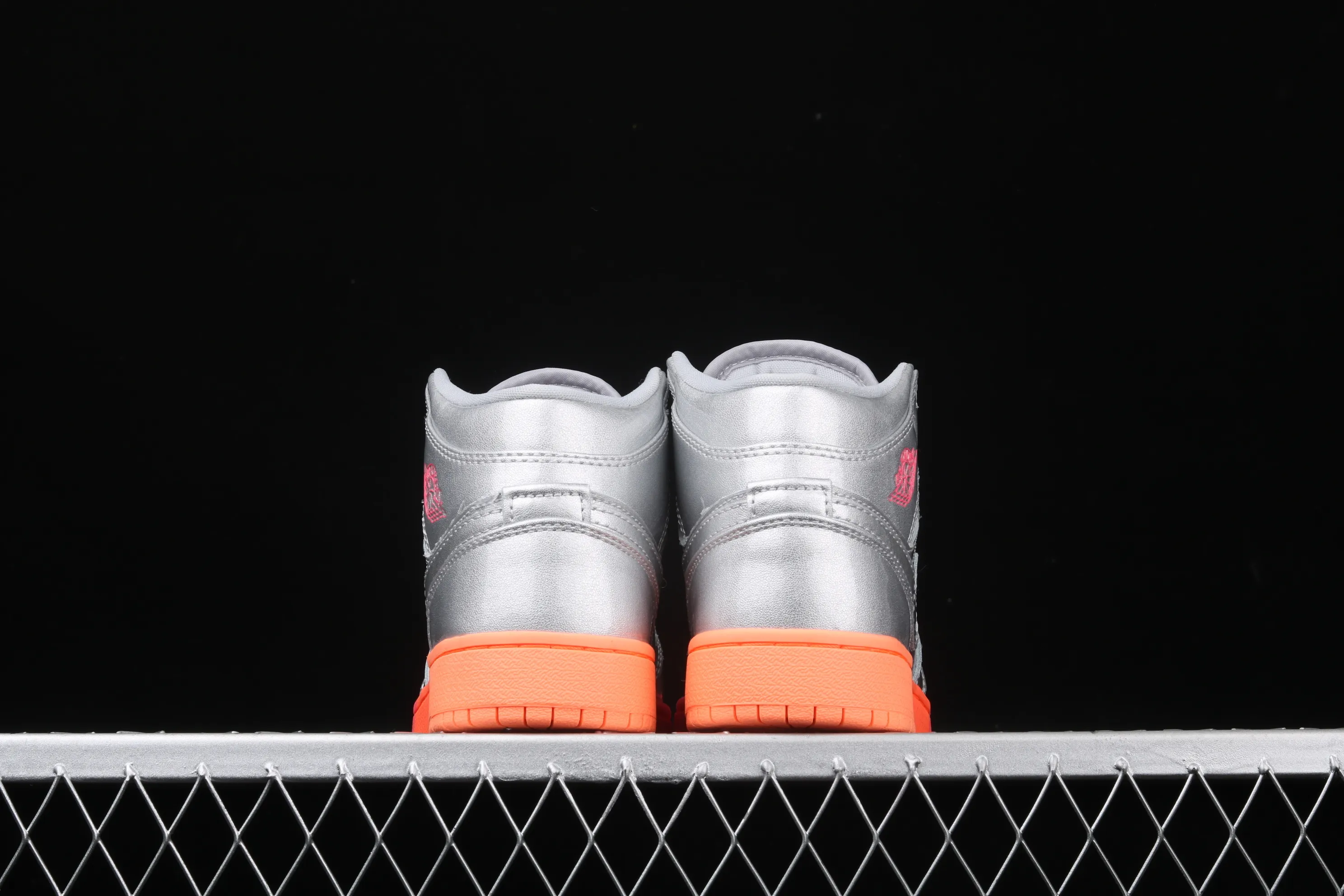 All categories Air Jordan Jordan series basketball shoes Air Jordan 1 Mid Air Jordan 1 Mid SE AJ1 Joe 1 silver powder patent leather mid-top basketball shoes 555112-006